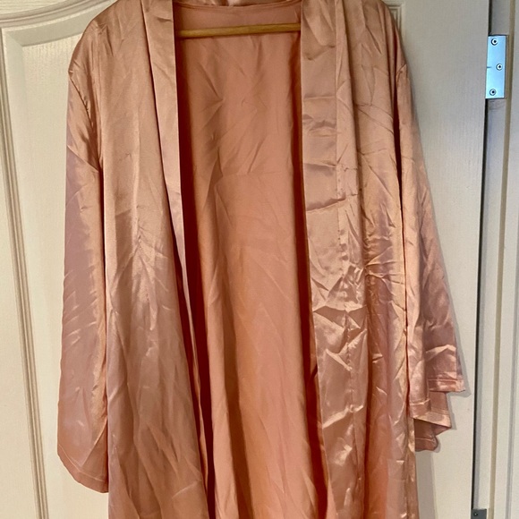 5 blush robes. Only worn once for pictures. - Picture 3 of 3